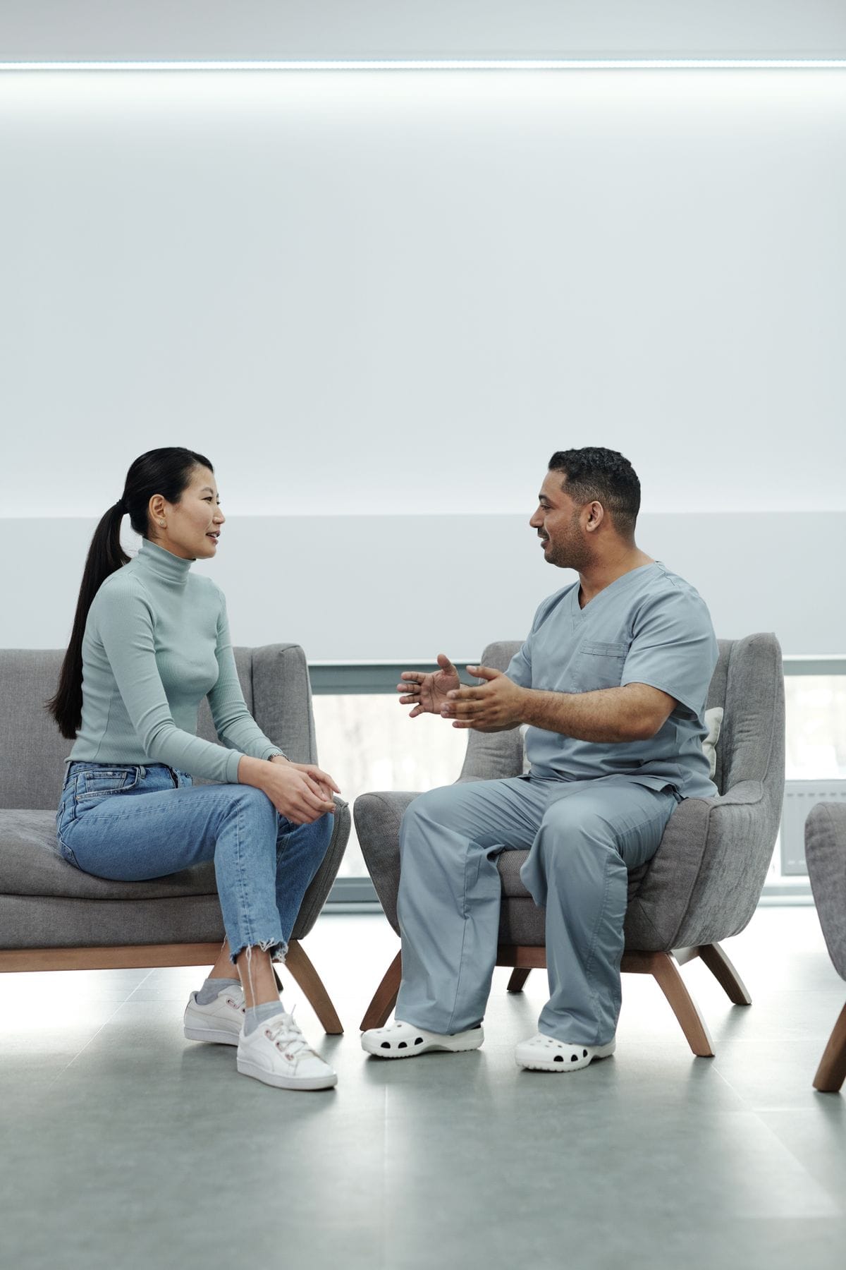 Physician consulting a patient in a clinic (illustrative photo)