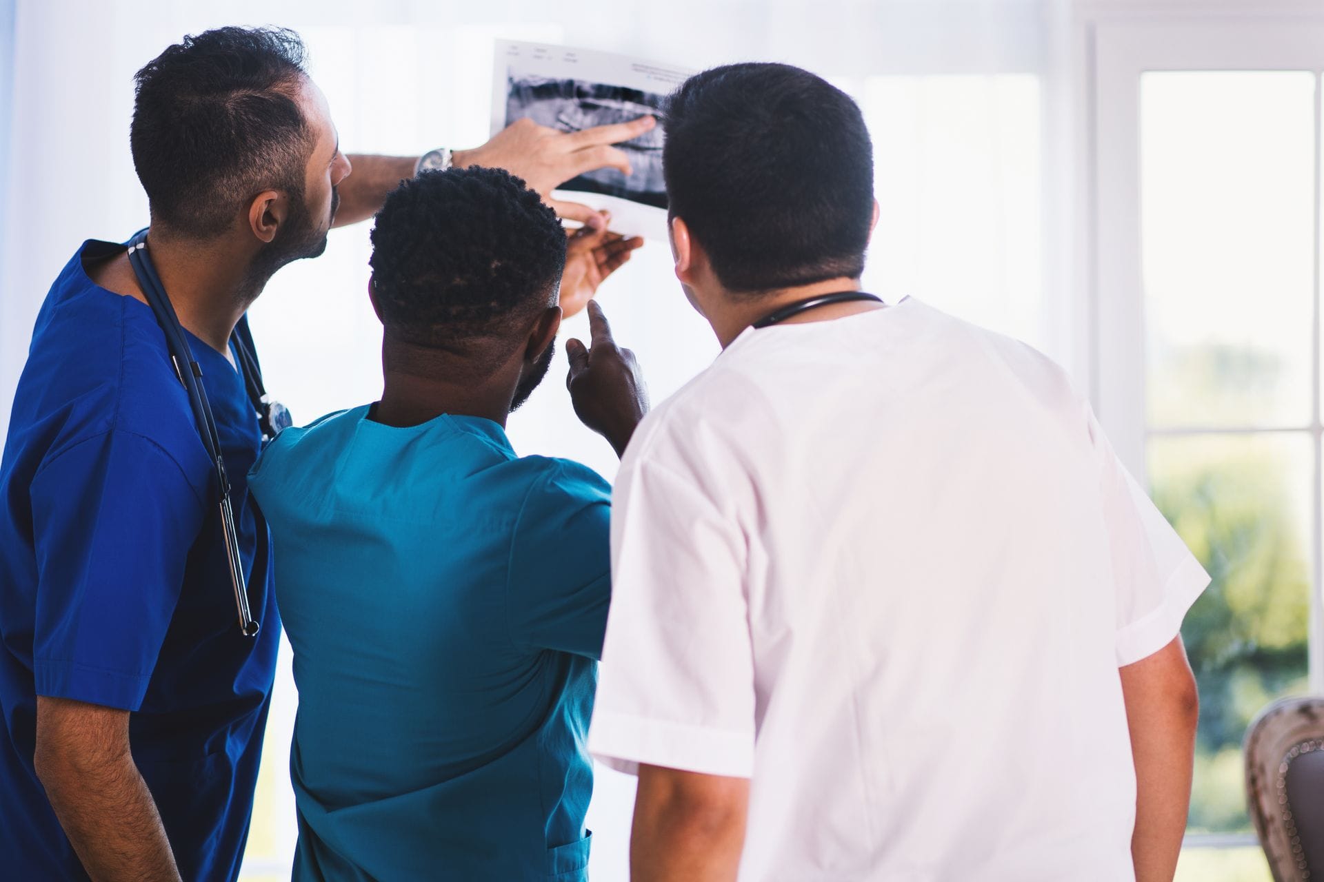 Clinical team reviewing medical imaging together (illustrative photo)